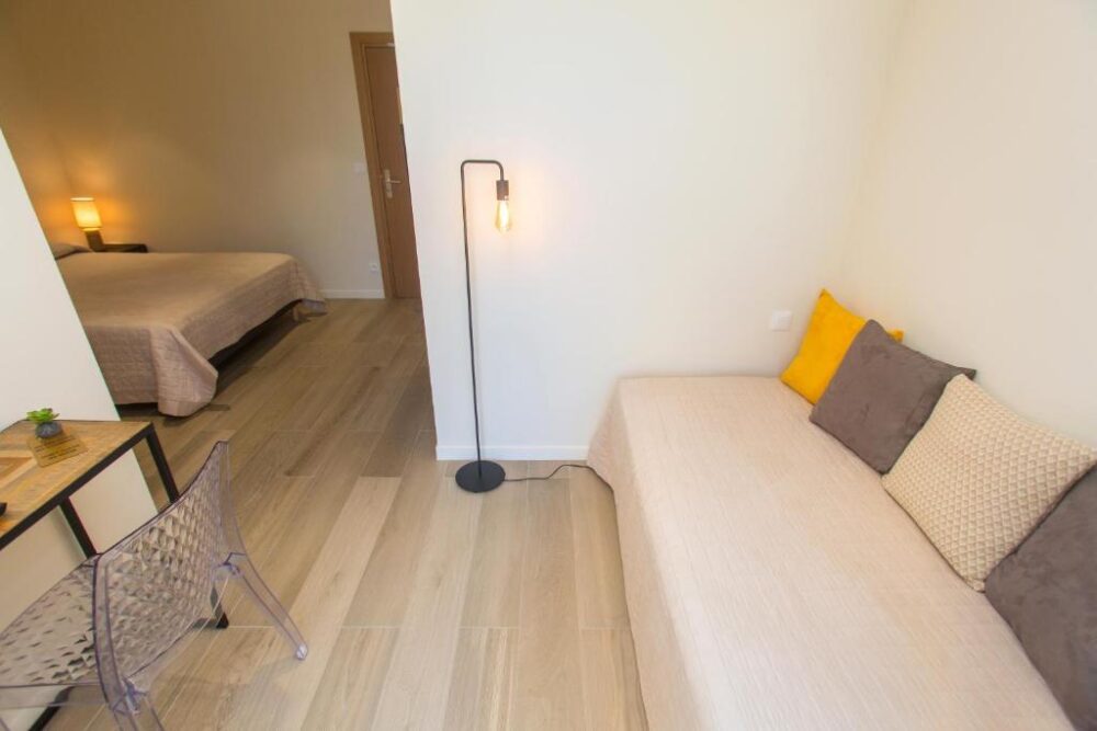 Chambre moderne avec lit et décoration minimaliste