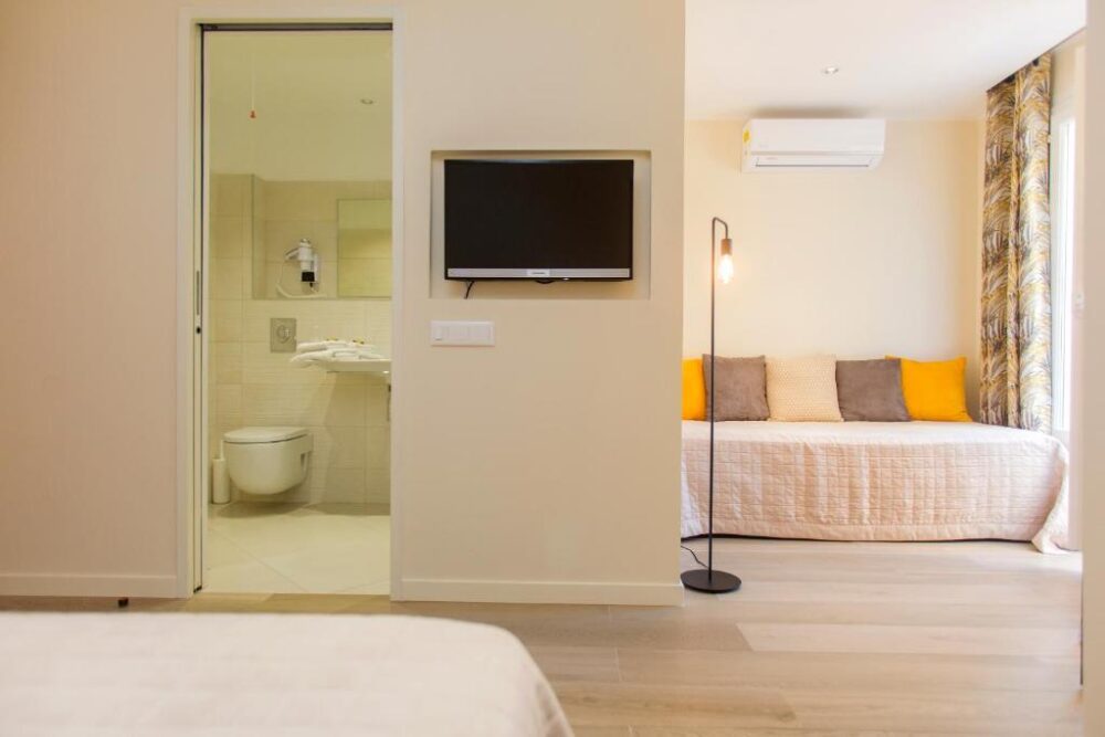 Chambre d'hôtel avec salle de bain attenante.