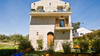 Maison en pierre avec balcons et jardin