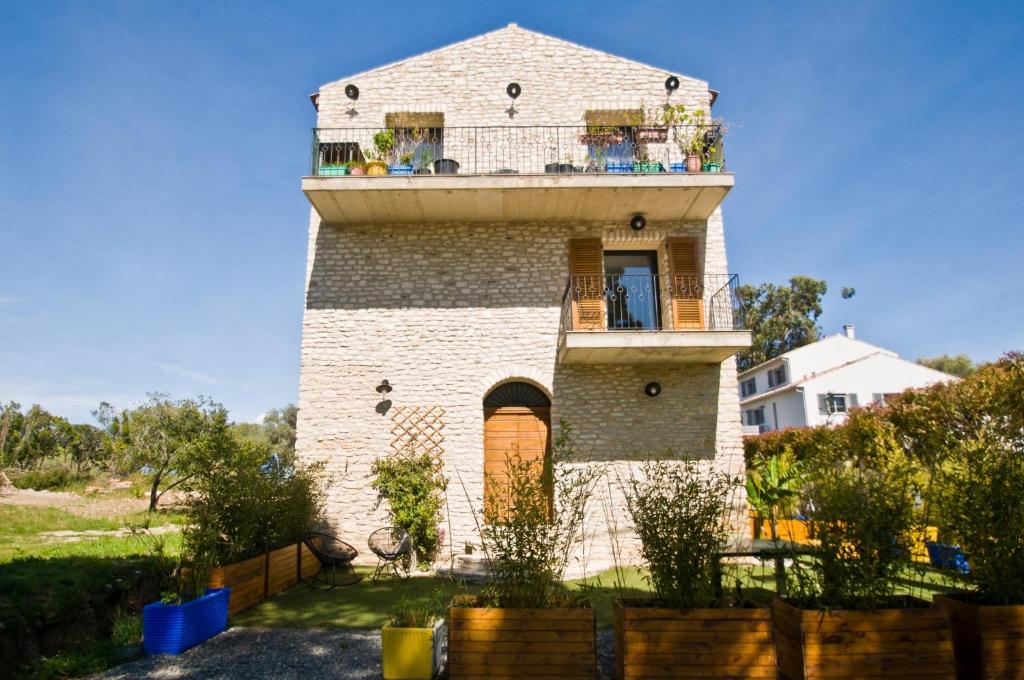 Maison en pierre avec balcons et jardin