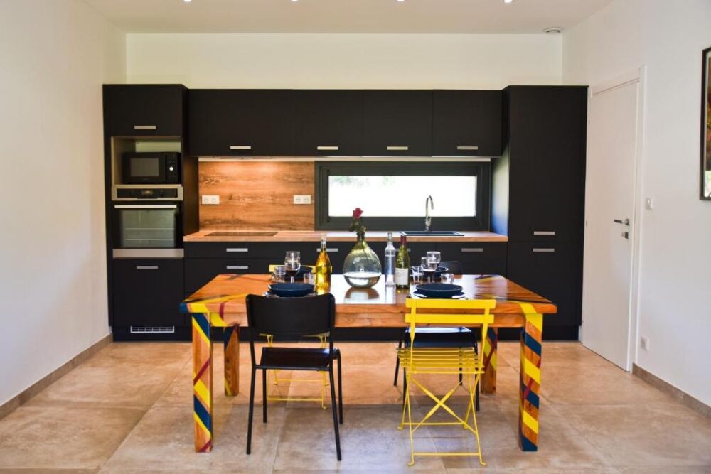 Cuisine moderne avec table colorée.