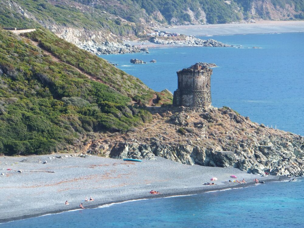 Tour génoise en bord de mer Méditerranée.