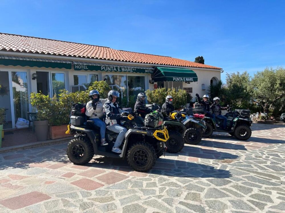 Motards en quad devant hôtel Punta e Mare.