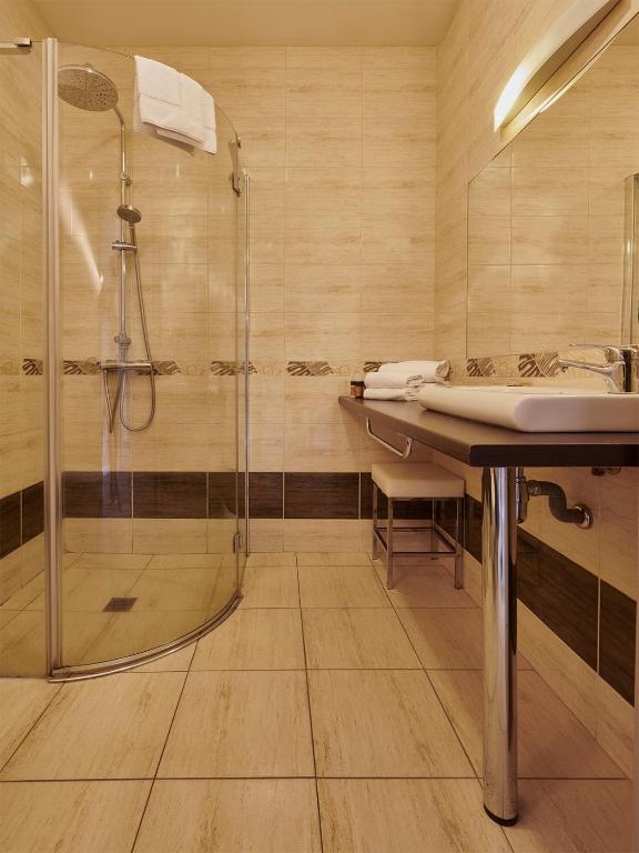 Salle de bain avec douche et lavabo modernes.