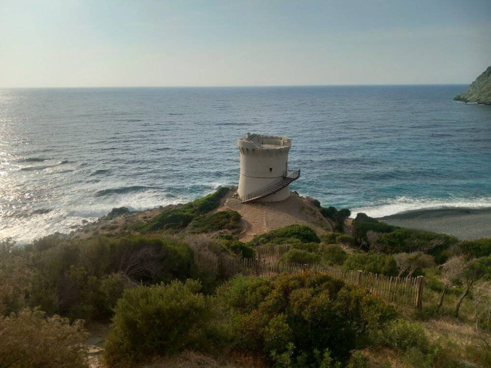 Tour génoise au bord de la mer Méditerranée.