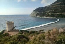 Tour génoise près de la mer et montagne.