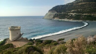 Tour génoise près de la mer et montagne.
