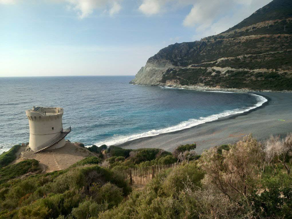 Tour génoise près de la mer et montagne.