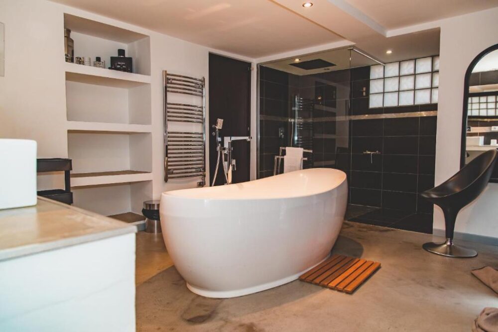 Salle de bain moderne avec baignoire îlot.