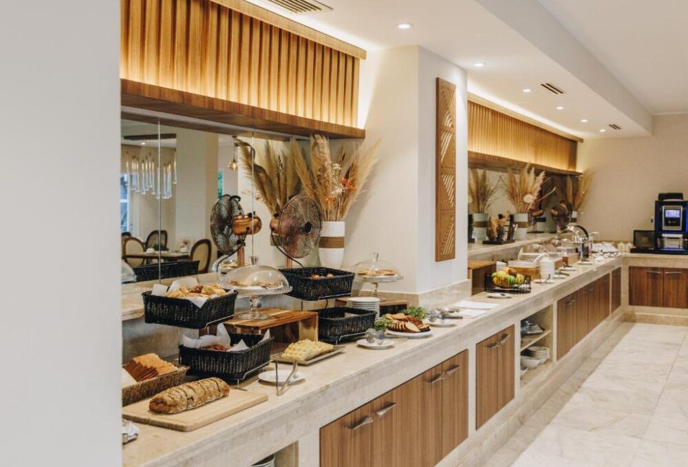 Buffet d'hôtel élégant avec divers plats.