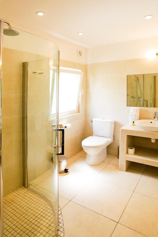 Salle de bain moderne avec douche et toilettes.