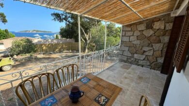 Terrasse ensoleillée avec vue sur la mer.