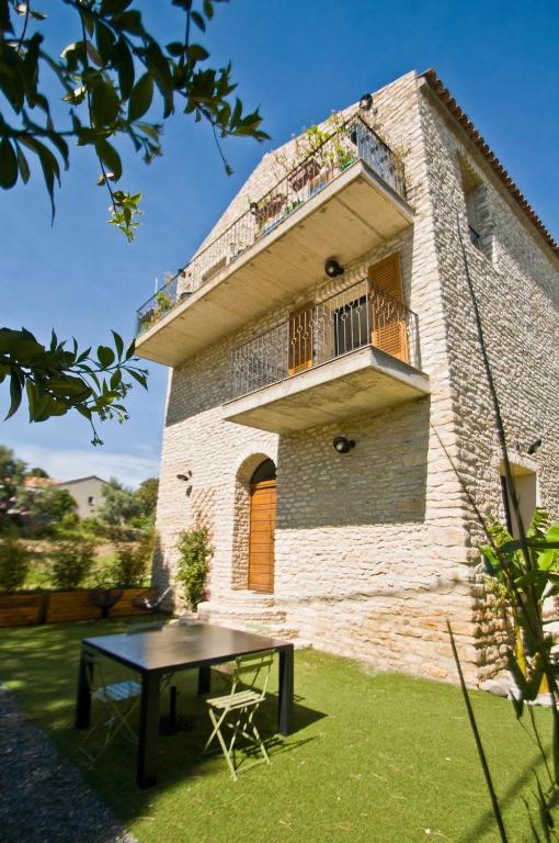 Maison en pierre avec jardin et balcon