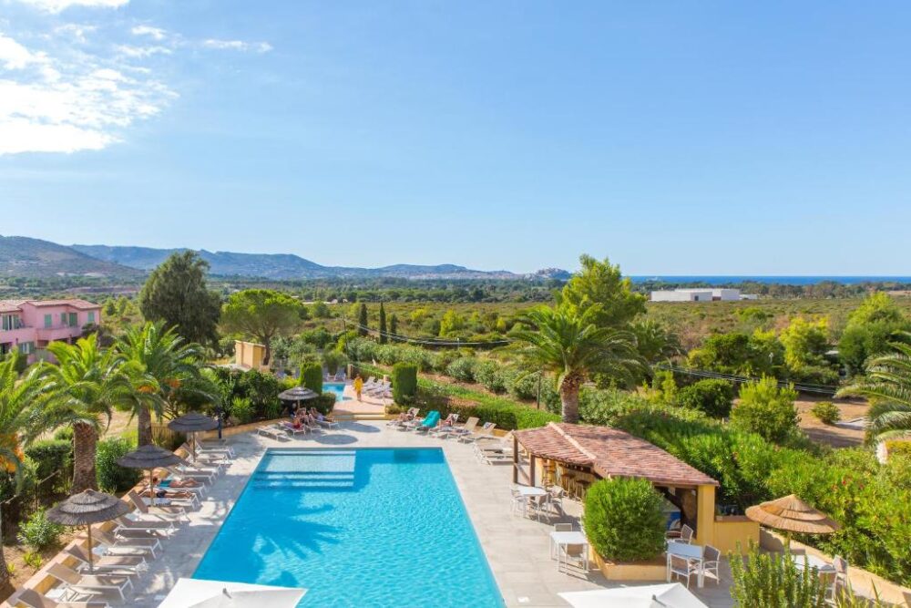 Piscine avec vue sur le paysage méditerranéen.