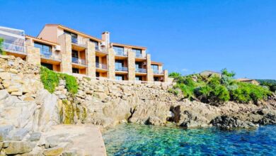 Immeuble surplombant un rivage rocheux et la mer