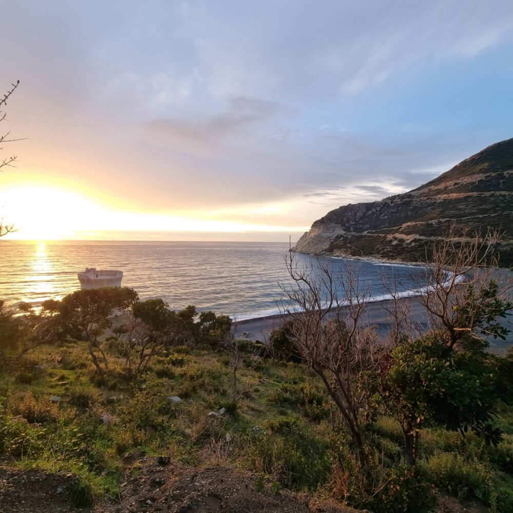 Coucher de soleil sur la mer et la montagne