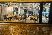 Restaurant chic avec tables illuminées le soir.