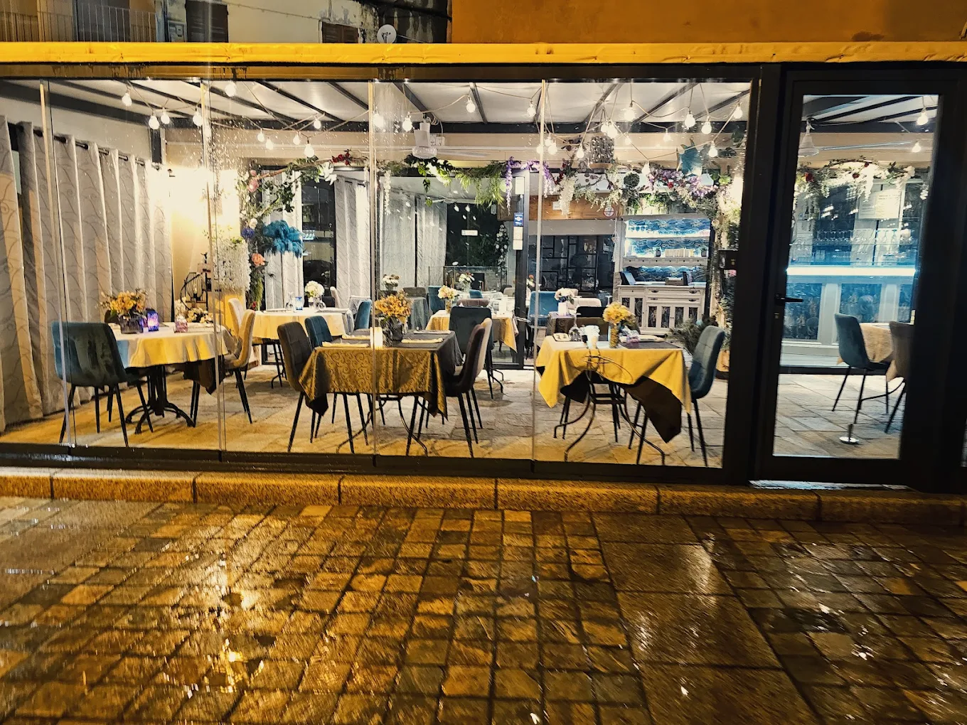 Restaurant chic avec tables illuminées le soir.