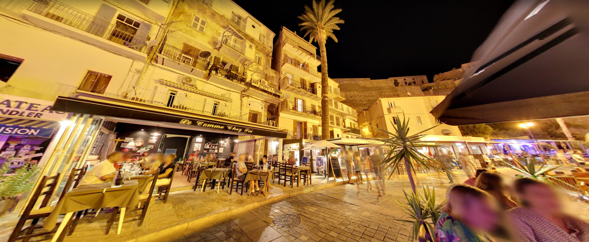 Terrasse de restaurant animé le soir.