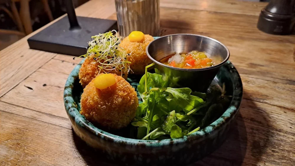 Boulettes de viande avec salade et sauce.