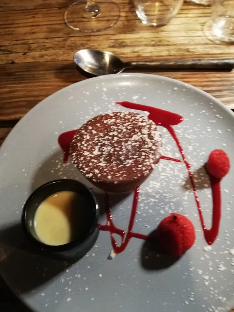 Dessert au chocolat avec coulis et sauce.