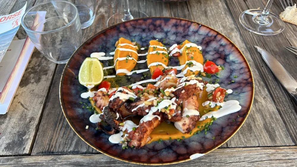 Assiette de fruits de mer avec sauce et citron.