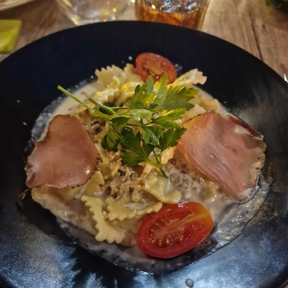 Pâtes crémeuses au jambon et tomates cerises.