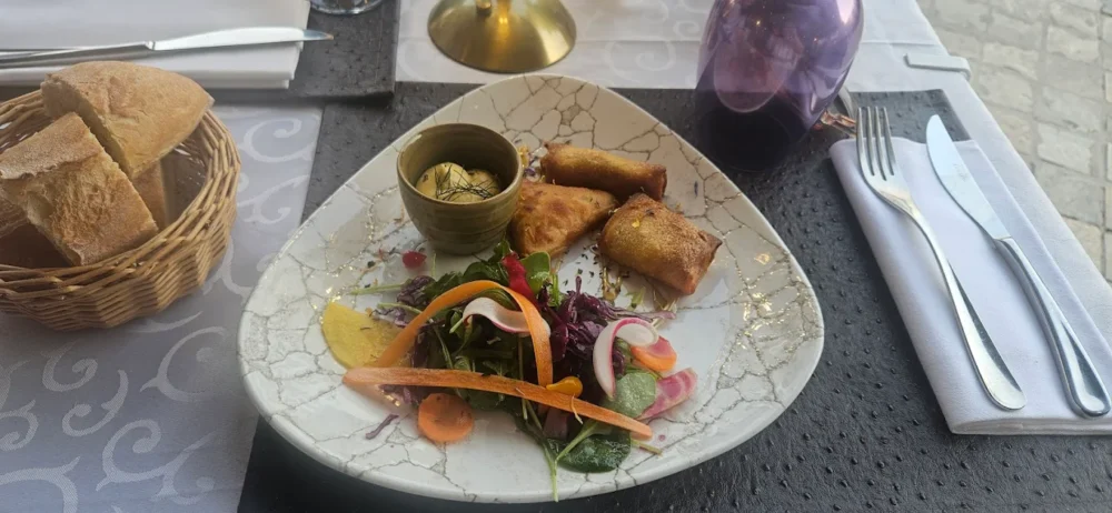 Assiette de printemps avec salade et pain.
