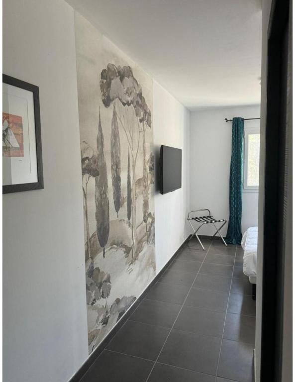 Chambre moderne avec mur peint et télévision.