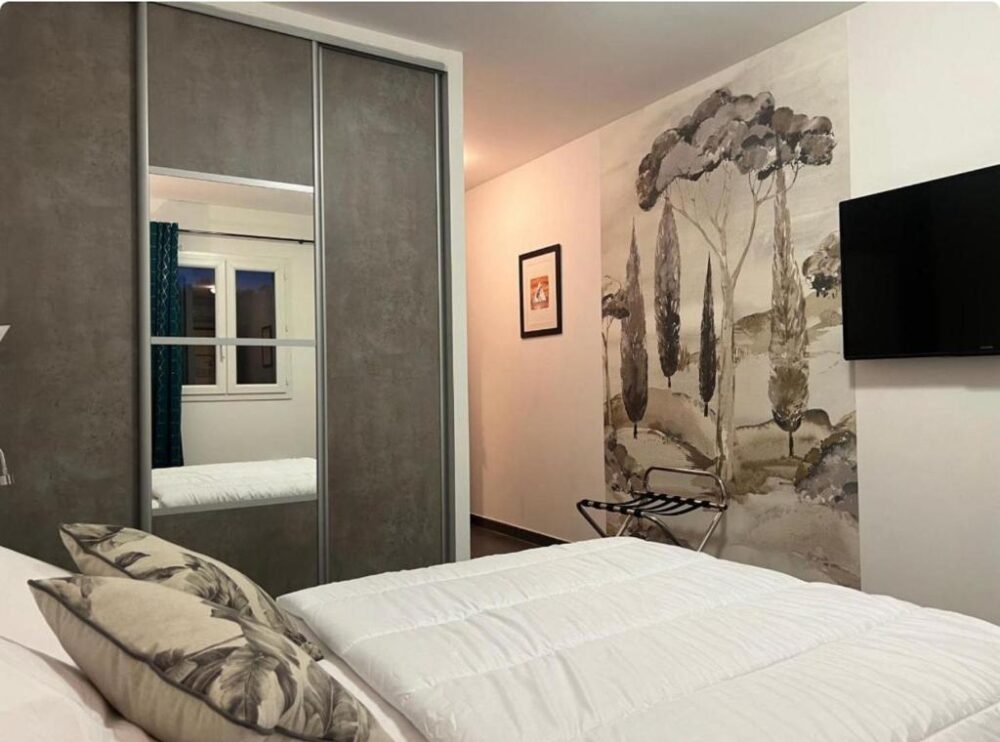 Chambre moderne avec lit et mur décoratif