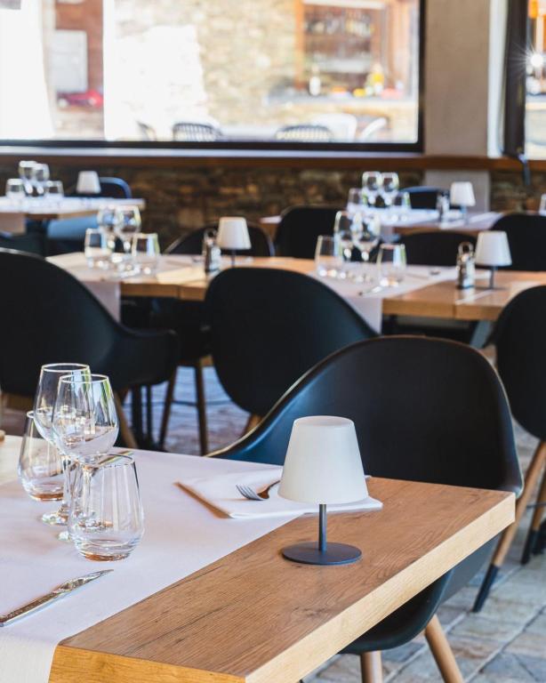 Tables dressées dans un restaurant moderne.