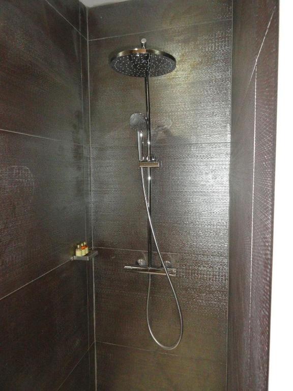 Douche moderne avec pommeau lumineux.