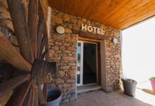 Entrée d'un hôtel en pierres rustiques.