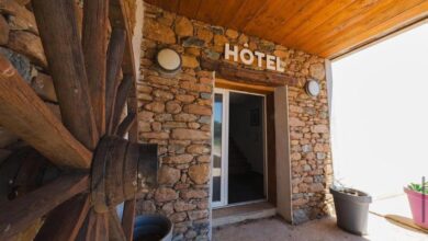 Entrée d'un hôtel en pierres rustiques.