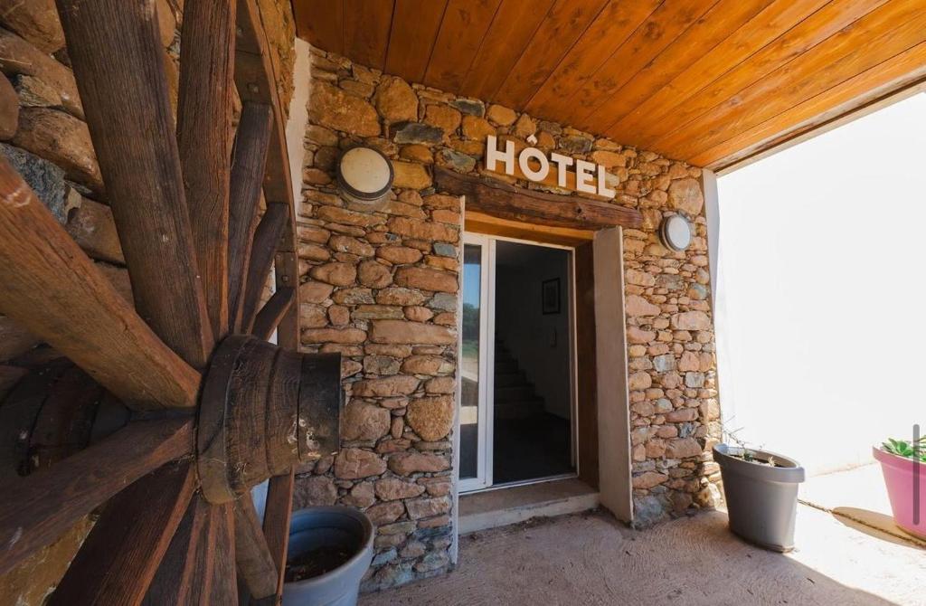 Entrée d'un hôtel en pierres rustiques.