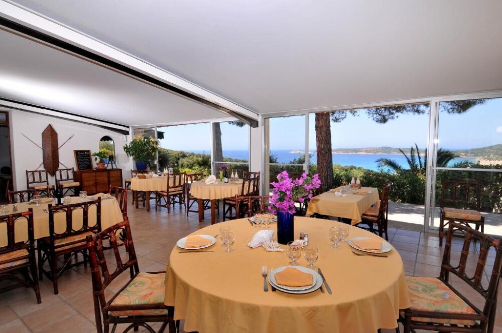 Salle à manger avec vue sur la mer.