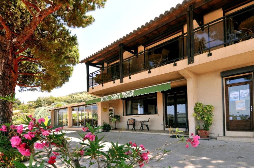 Façade de l'Hôtel Saint Pierre avec terrasse.