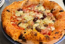 Pizza gourmande avec olives et artichauts