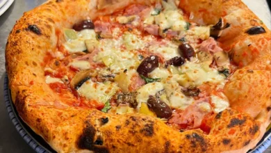 Pizza gourmande avec olives et artichauts