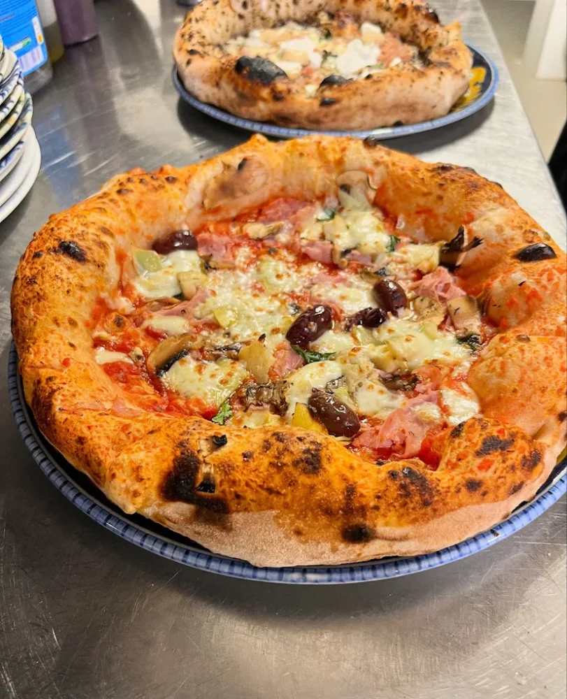 Pizza gourmande avec olives et artichauts