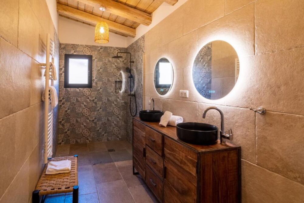 Salle de bain moderne avec miroirs éclairés.