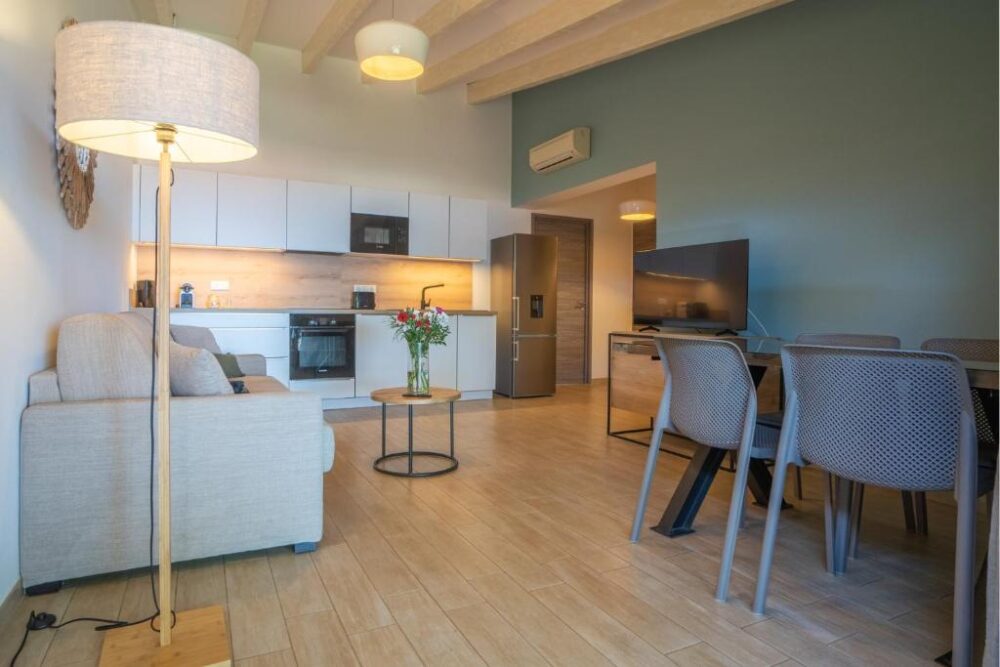 Salon moderne avec cuisine ouverte et table à manger.