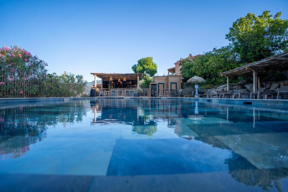 Piscine avec bar en arrière-plan, ciel bleu