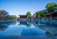 Piscine avec bar en arrière-plan, ciel bleu