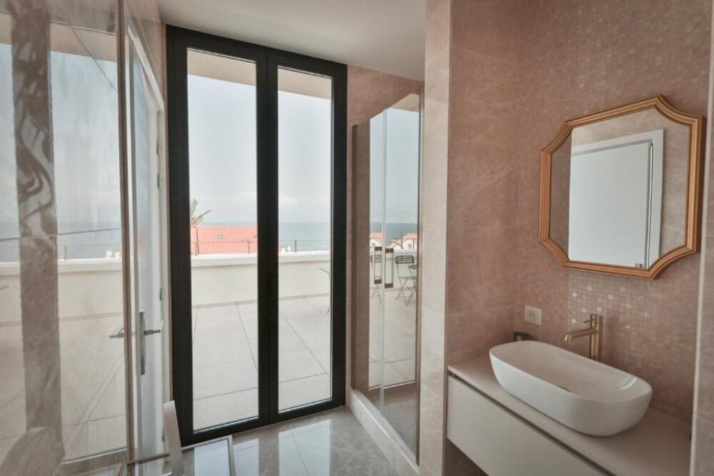 Salle de bain avec vue sur la mer.
