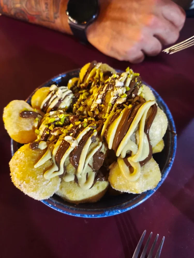 Beignets garnis de chocolat et pistaches