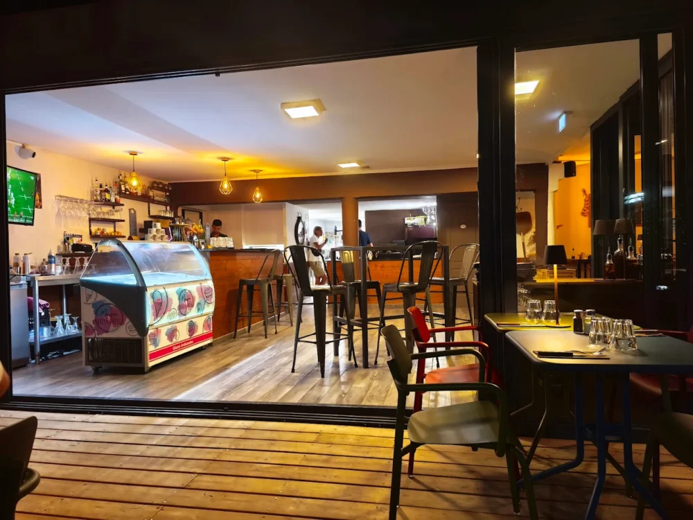 Intérieur d'un restaurant à l'ambiance chaleureuse.