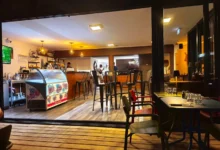 Intérieur d'un restaurant à l'ambiance chaleureuse.