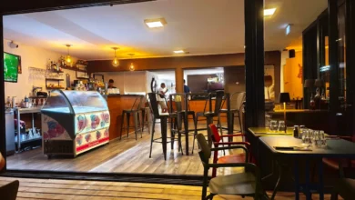 Intérieur d'un restaurant à l'ambiance chaleureuse.