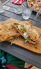 Sandwichs italiens sur planche en bois.